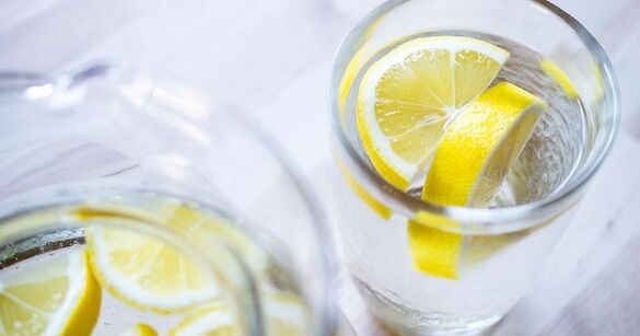Adding lemon juice to water makes it easier to follow a water diet. 