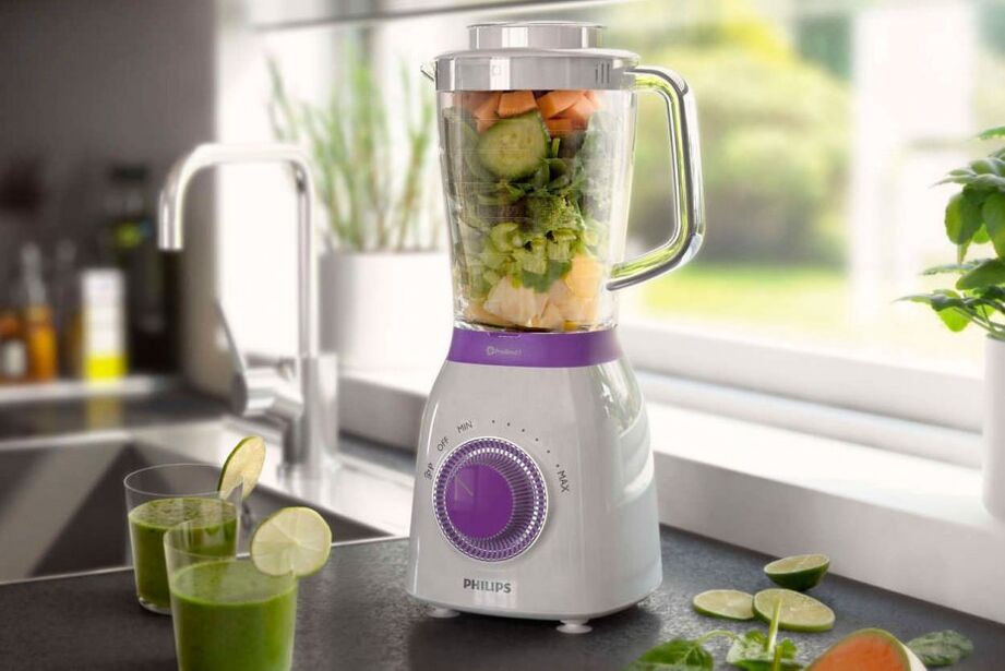 prepare a slimming smoothie in the blender