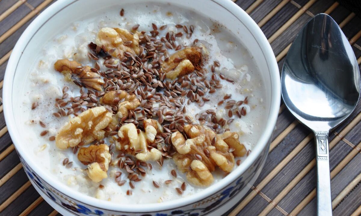 Flaxseed porridge with milk - a healthy breakfast in the diet of weight loss