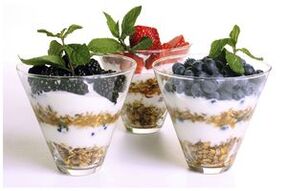 Oatmeal with yogurt and berries for proper nutrition and weight loss